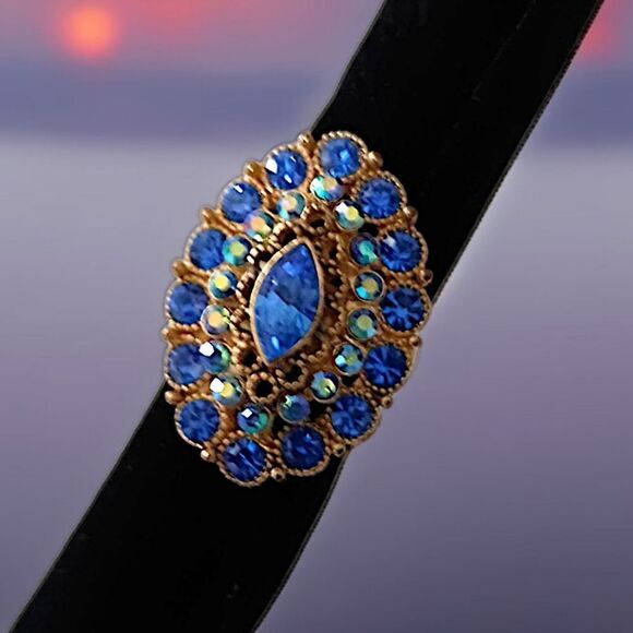 Rhinestone Large Cocktail Ring 6.75 Gold Tone Statement Medieval Mermaid Fairy. - Picture 10 of 16